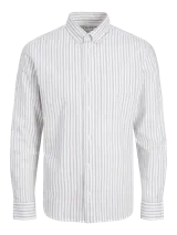 Camisa de vestir de manga larga a rayas verticales finas en tonos celeste y marrón sobre fondo blanco. Tiene cuello abotonado, bolsillo en el pecho y corte slim fit.