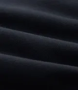 Bermuda cargo negra confeccionada en sarga de algodón, con cintura tradicional, cierre de cremallera y botón, y bolsillos laterales útiles.