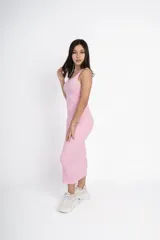 Vestido midi negro ajustado al cuerpo, sin mangas y con escote redondo.