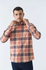 Camisa de hombre a cuadros color rosa, blanco y azul, de corte slim, manga larga, con bolsillo en el pecho y logo bordado.