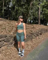 Top deportivo de bretel ancho, color verde jaspeado, sin relleno (push up).