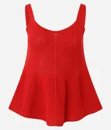 Blusa femenina color rojo, confeccionada en algodón y poliéster con efecto punto. Diseño sin mangas, con breteles anchos, escote en V, modelo ajustado en el busto con recorte horizontal y acabado peplum en el ruedo.