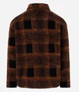 Campera masculina de sherpa color marrón con estampado de cuadros negros, cuello inglés, cierre con cremallera, manga larga y bolsillos.