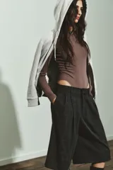 Body de manga larga con cuello redondo, confeccionado en una mezcla de algodón y modal. Presenta cierre inferior con botones a presión.