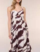 Vestido largo con estampado animal print abstracto en tonos marrón y crudo, tirantes finos ajustables, escote en V con abertura central y falda fluida de corte maxi.