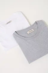 Pack de dos remeras de manga corta en jersey de algodón, una blanca y una gris melange, con cuello redondo y calce clásico.