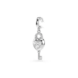 Charm colgante con diseño de candado en forma de corazón y llave integrada, bañado en rodio y decorado con cristales de zirconia cúbica.