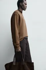 Sudadera de corte boxy fit, color marrón, con cuello redondo y manga larga. Presenta acabados en rib en puños y ruedo.