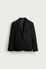 Blazer slim fit de Zara en color negro, confeccionado con mezcla de viscosa. Cuenta con cuello de solapas de muesca, cierre frontal de un botón, bolsillos con solapa en la cadera y un bolsillo de vivo en el pecho.