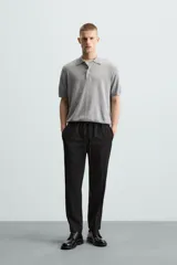Pantalón regular fit color negro de tejido con viscosa, con cintura elástica ajustable con cordón, bolsillos frontales y traseros.