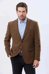 Saco sport de lana en color gris oscuro, con diseño clásico de solapa tradicional, cierre frontal de dos botones y bolsillos laterales con solapa.