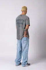 Jean cargo de corte baggy y tiro medio, confeccionado en denim de color celeste con lavado soft. Presenta bolsillos laterales tipo cargo con solapa, costuras reforzadas en las rodillas y un calce holgado con caída relajada.