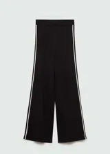Pantalón de punto fino con diseño acampanado y tiro alto. Presenta una cintura con elástico y detalle de pipping en contraste a lo largo de las piernas.