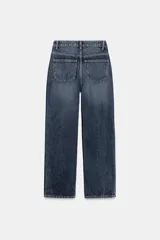 Jeans de tiro alto con corte mom fit, cinco bolsillos y cierre frontal con cremallera y botón metálico.