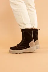 Bota de caña media color chocolate y beige, con cierre frontal y suela track.
