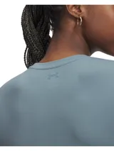 Remera de entrenamiento de manga corta, confeccionada en tejido elástico de alto rendimiento, con ajuste al cuerpo y cuello redondo.