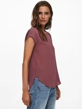 Camiseta básica negra de manga corta, con cuello redondo y diseño de espalda más larga.