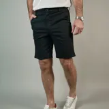 Bermuda color arena de corte recto.