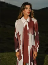 Camisa larga de mujer, con estampado abstracto en tonos blanco y marrón. Tiene cuello clásico, cierre frontal con botones y mangas largas.