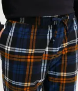 Pantalón de pijama masculino con cintura elástica y estampado a cuadros en tonos azul, naranja y blanco.