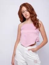 Top rosa de tirantes finos ajustables con escote recto, espalda con elástico y ruedo en forma de pico.