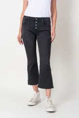 Pantalón de jean negro con corte cropped flare y cierre frontal con botones.