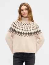 Buzo tipo polera con diseño de estampado Fairisle en la parte superior, cuello alto acanalado, mangas largas y puños y ruedo con terminación acanalada.