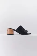 Sueco negro de cuero con taco de madera.