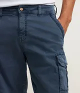 Bermuda cargo para hombre de corte recto, color gris oscuro, con bolsillos laterales utilitarios, trabillas en la cintura y cierre frontal con botón y cremallera.