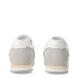 Championes urbanos New Balance modelo 373, color gris claro con detalles en beige y blanco. Confeccionados en una combinación de gamuza y malla, presentan el logo "N" característico en los laterales y una suela de goma con entresuela amortiguada.