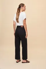 Pantalón wide leg de tiro alto color blanco, con diseño de cinco bolsillos y corte amplio.