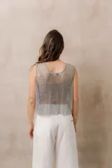 Top de red translúcido con aplicaciones de strass, sin mangas, de corte holgado y escote redondo.
