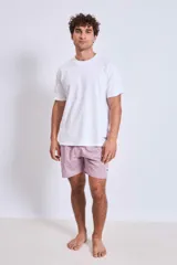 Short de baño de color rosado con diseño liso y corte clásico, ideal para la playa o la pileta.