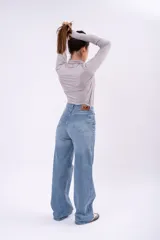 Polera de cuello alto bajo, manga larga, confeccionada en tejido liviano y elástico, con corte ajustado al cuerpo.