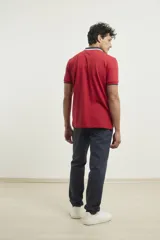 Chomba de piqué azul con cuello clásico, mangas cortas y corte recto. El cuello y los puños tienen detalles a contratono en azul marino y blanco.