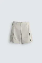 Bermuda cargo de algodón color beige claro, con corte relajado, bolsillos laterales de parche con solapa y bolsillos traseros de vivo.