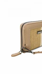 Billetera mediana con cierre perimetral, confeccionada en cuero sintético color crema y panel central de tela tejida en tonos fucsia y blanco. Incluye correa de mano desmontable y placa metálica con logo de la marca.