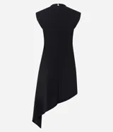 Vestido midi negro confeccionado en scuba crepé, sin mangas y con hombros estructurados. Presenta diseño ajustado en la parte superior y ruedo asimétrico con punta alargada lateral.