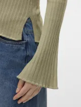 Top de punto acanalado con cuello bote y mangas largas. Confeccionado en una mezcla de viscosa y poliéster, presenta un diseño ajustado y textura suave.