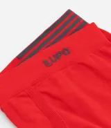 Calzoncillo tipo boxer de microfibra color negro, con cintura elástica que presenta detalle de líneas horizontales y logo de la marca.