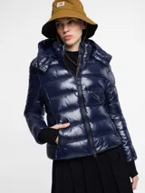 Campera puffer azul marino con capucha desmontable, cuello alto y cierre frontal con cremallera.