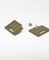 Par de aros de resina verde con forma de cuadrícula. Cierre con broche.