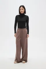 Polera de poliamida ajustada al cuerpo, con cuello alto y mangas largas.