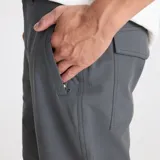 Pantalon de corte recto y estilo técnico, color gris, con cintura elástica y trabillas para cinturón.