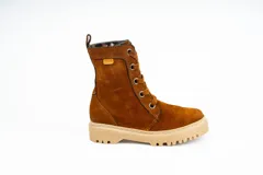 Bota acordonada color marrón óxido, de cuero gamuzado, con suela track color beige.