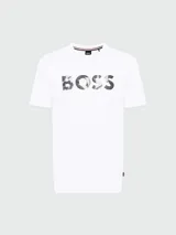 Remera blanca de algodón con logo BOSS estampado en el frente con efecto de camuflaje en tonos grises. Corte regular fit.