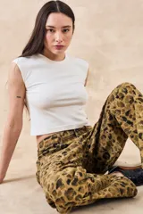 Pantalón jean recto de tiro medio con estampado animal print color marrón y negro.