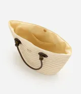 Cartera tipo bolso shopper de Bossa Nossa, confeccionada en fibra de papel color beige, con asas de hombro decoradas con cuentas de madera y aros oscuros. Cuenta con cierre de botón a presión y detalle metálico dorado frontal.