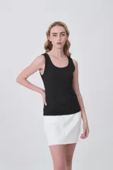 Musculosa sin mangas de poliamida, con cuello redondo y ajuste al cuerpo.