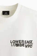 Remera de algodón de corte regular con cuello redondo y estampado gráfico en el pecho con la leyenda Lower East Side NYC.